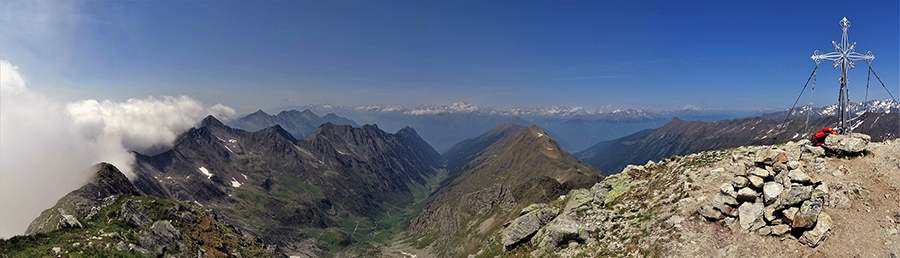 Dalla croce di vetta del Corno Stella (2620 m), vista panoramica sulla Val Cervia e verso Valtellina e Alpi Retiche